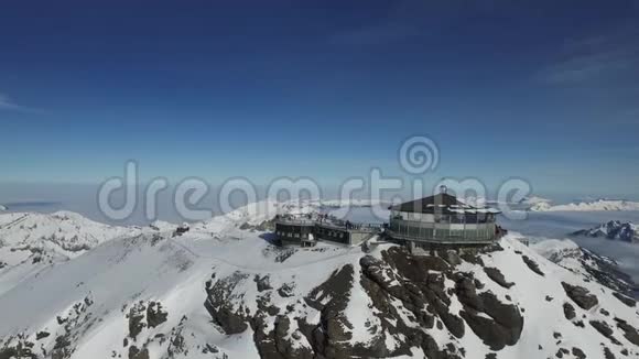 瑞士阿尔卑斯山的雪松缆车视频的预览图