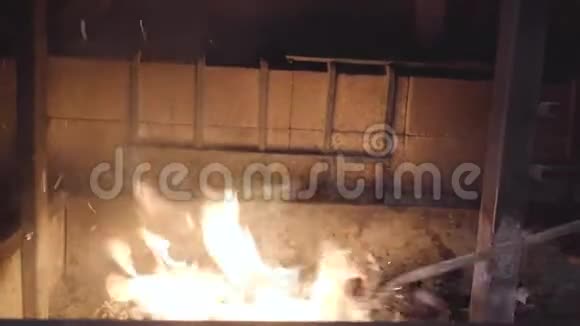 室内的石壁炉里着火了特写镜头视频的预览图