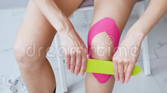 年轻女子在康复后拍膝盖视频的预览图