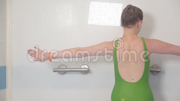女孩水疗中心提供淋浴Charcot和治疗性水疗按摩在这种按摩中身体可以接受一股截然不同的水视频的预览图