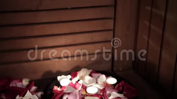 玫瑰和蜡烛的花瓣视频的预览图