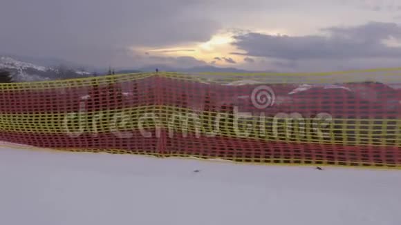 红黄网限制了索罗莫的喀尔巴阡山脉的滑雪路线视频的预览图