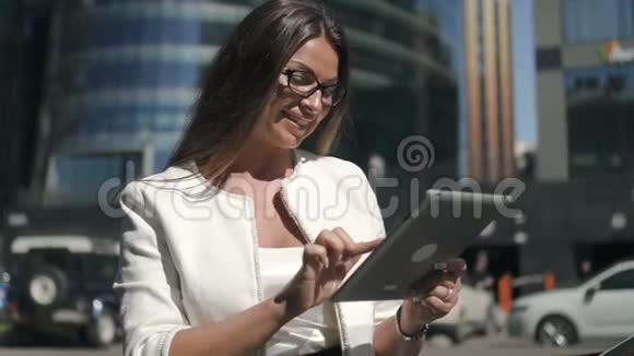 年轻银行家首席女商人眼镜和白夹克视频的预览图
