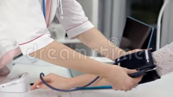 医生和病人血压检查女性病人视频的预览图
