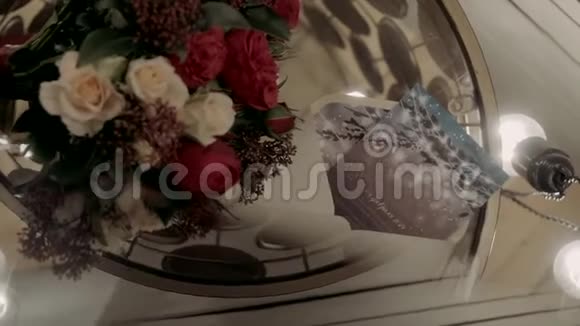 透明咖啡桌上有花的信封视频的预览图