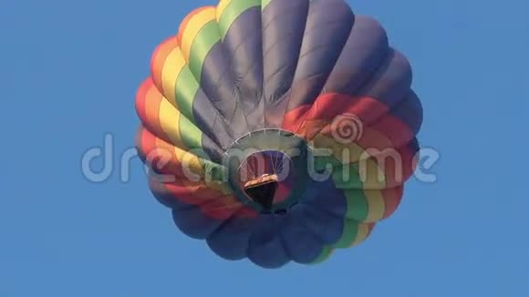 五颜六色的热气球起飞视频的预览图
