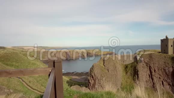俯瞰苏格兰的邓诺塔尔城堡视频的预览图