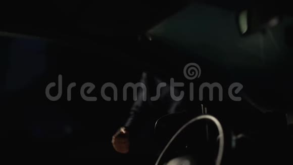 巴拉克拉瓦的罪犯拿着手电筒看车内抢劫劫车视频的预览图