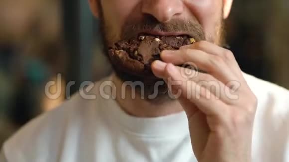 一个人在咖啡馆里吃巧克力饼干视频的预览图