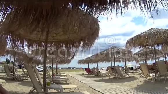 希腊湖畔哈基迪基海滩雨伞慢动作视频的预览图