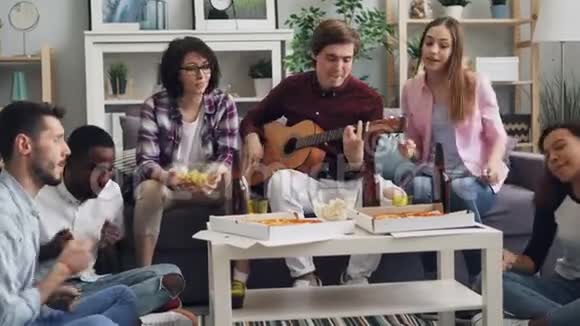 第40组朋友在家庭聚会上放松地弹吉他视频的预览图
