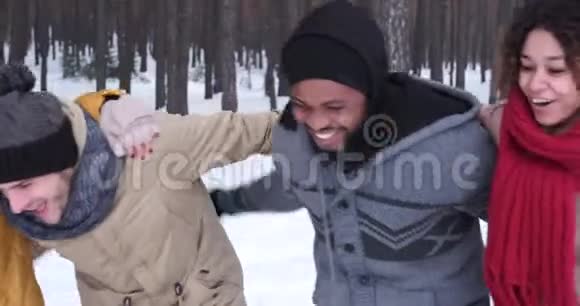 一群朋友在雪地上散步视频的预览图