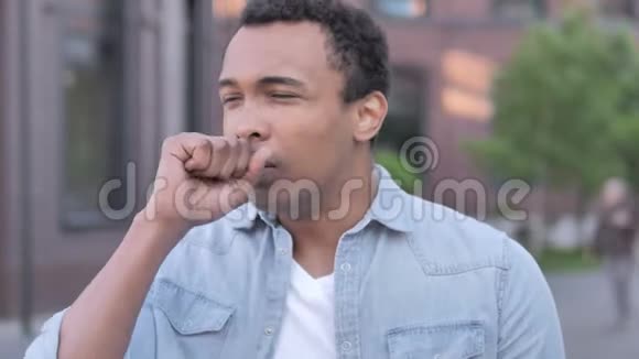 生病的非洲男人在户外咳嗽视频的预览图