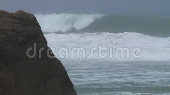 岩石上的大浪视频的预览图