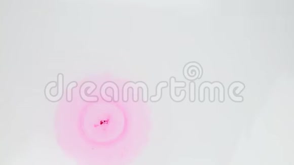 粉红色的水滴滴在白水里俯视摘要视频的预览图