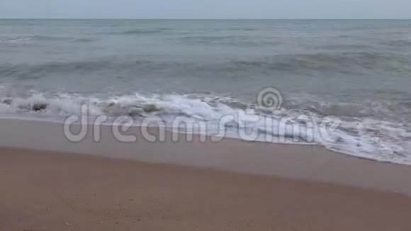 海浪在沙质的海岸上奔腾泰国视频的预览图