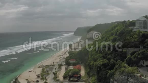 巴厘岛山脉4K无人机飞行的沥青道路视频的预览图