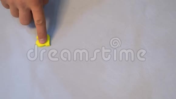 雄手在白色纹理背景上用彩色字母书写秋天视频的预览图