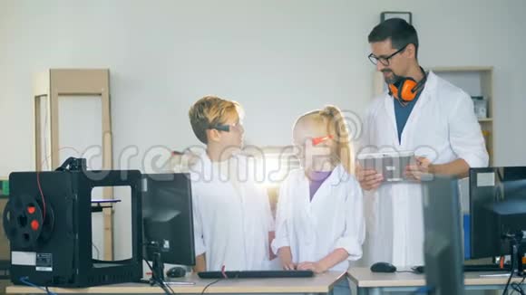 微笑的孩子和一个成人实验室工作人员交谈视频的预览图