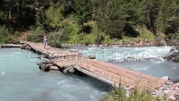 俄罗斯阿尔泰山库什拉河沿着木桥走的小女孩视频的预览图