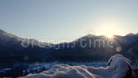 美丽的夕阳山景时光流逝寒冷的冬天日落美丽的山地旅游景观视频的预览图