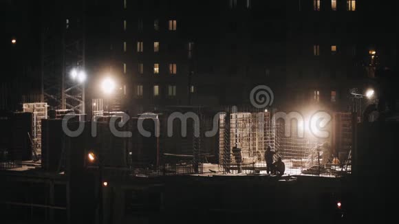 建筑工地住宅楼电焊工在冬季夜间施工视频的预览图