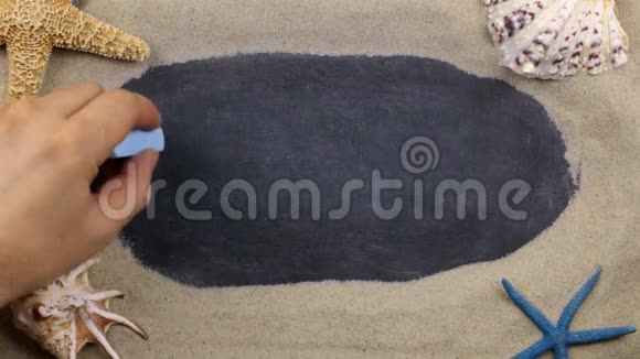单词DREAMs写在黑板上的贝壳和海星躺在沙子上手写字视频的预览图