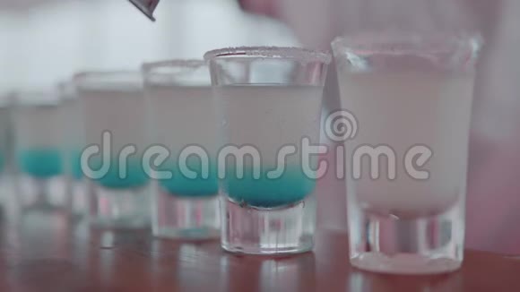 蓝色热带鸡尾酒的特写镜头视频的预览图