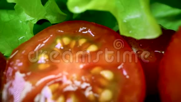 新鲜蔬菜沙拉番茄和生菜特写视频的预览图