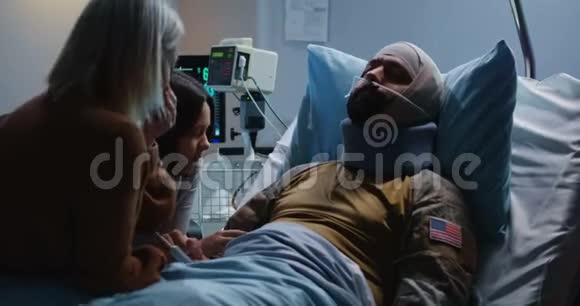 在家中躺在医院的受伤士兵视频的预览图