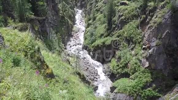 森林边界的瀑布库布蒂河的山谷急剧下降高度和峡谷外河流视频的预览图