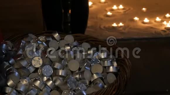 大量的圆形小蜡蜡烛它们躺在背景中的一大堆中燃烧着蜡烛视频的预览图