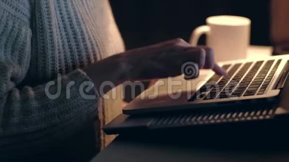 在黑暗的房间里用笔记本电脑工作的女人的手快关门视频的预览图