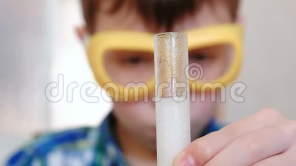 家庭化学实验化学反应与试管中气体的释放在男孩的手中视频的预览图