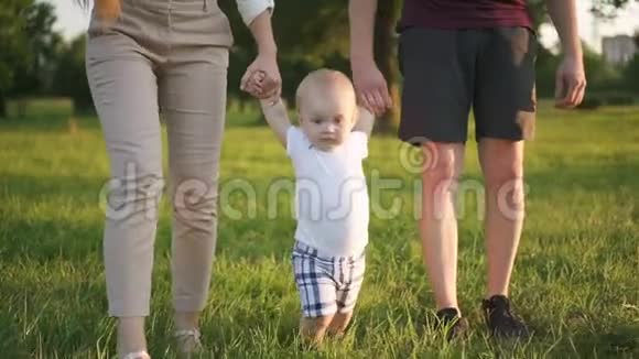 可爱的家庭教婴儿先在阳光公园散步视频的预览图
