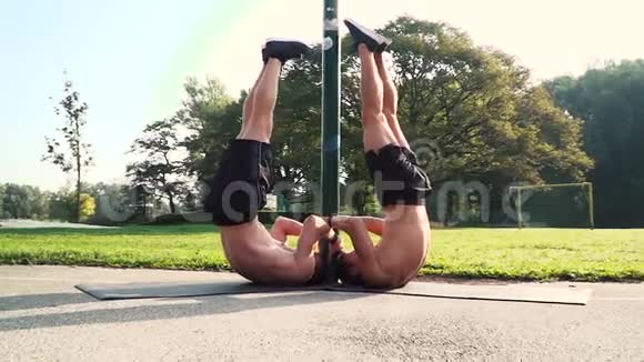 两个健身员做腹部运动视频的预览图