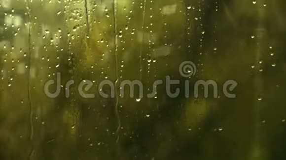 雨滴打湿了家的窗户雨水滴在玻璃上视频的预览图