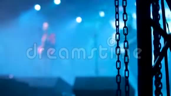 摇滚乐队在金属链后面的音乐会上表演视频的预览图