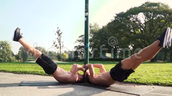 两个健身员做腹部运动视频的预览图