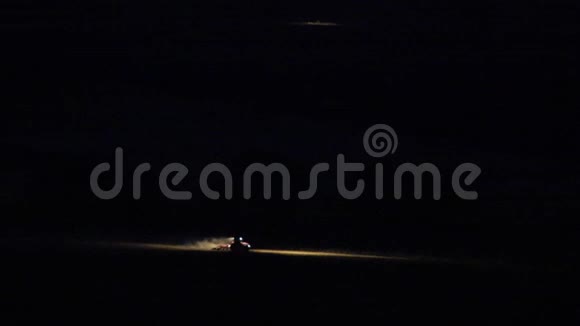 拖拉机正驶过夜场视频的预览图