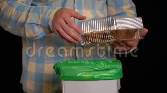 男人把纸杯蛋糕或松饼扔进垃圾箱视频的预览图