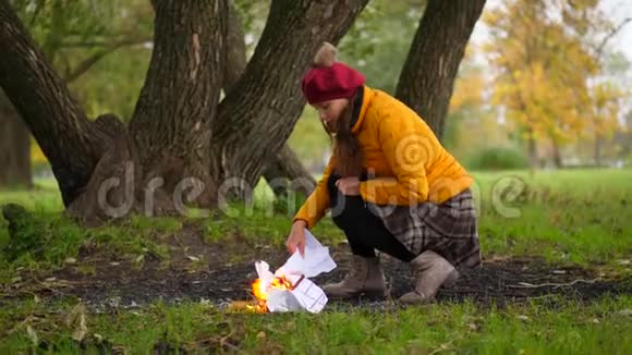 女人独自在森林里烧纸文件视频的预览图