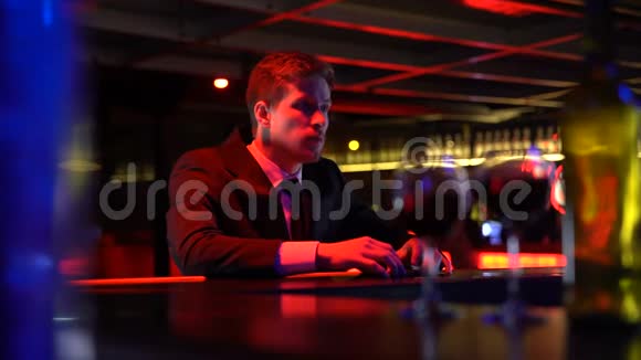 男人对约会很紧张在酒吧里孤独地坐着女朋友迟到分手视频的预览图