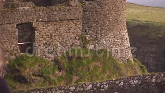 靠近一座古老的岩石堡垒视频的预览图