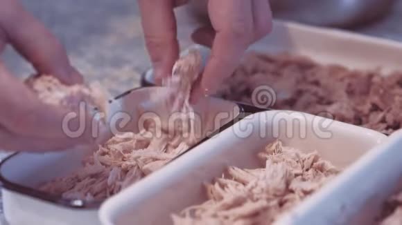 一片片轻肉填充脂肪肉汤上景视频的预览图