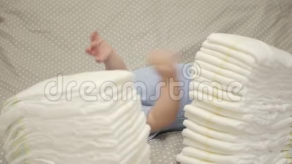 一堆婴儿一次性尿布视频的预览图