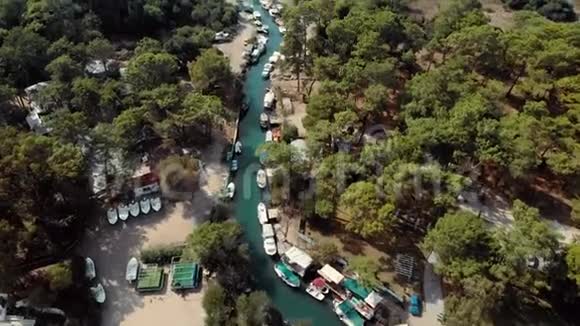 从上面看到的无人机飞过河流沿着河岸停泊了很多船视频的预览图