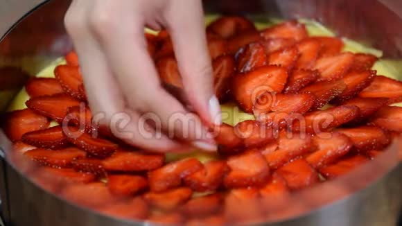 水果蛋糕有草莓和温和奶油的海绵蛋糕视频的预览图