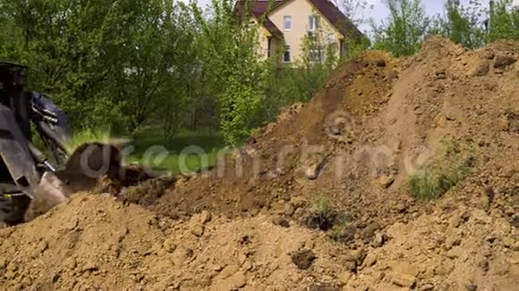 用挖掘机进行土方工程背景为乡村住宅视频的预览图