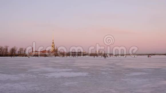 圣彼得堡冰冻的涅瓦河彼得和保罗堡垒的景色视频的预览图
